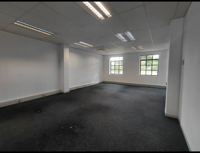 364M² OFFICE TO LET IN LYME PARK
